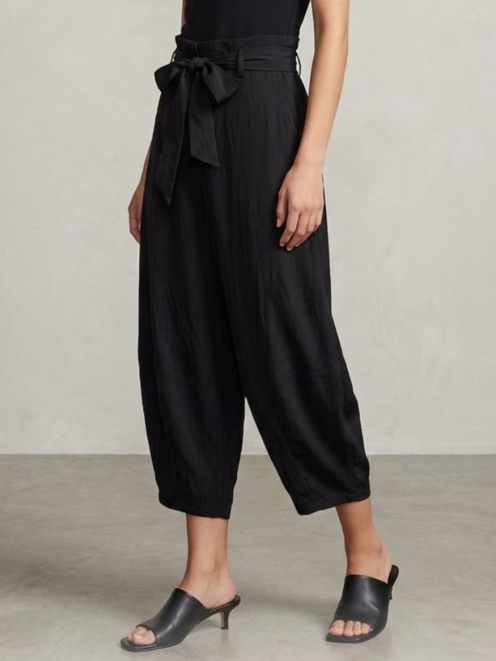 NILE Black Tie-Waist Relaxed Pants
NEW WITH TAG
SMALL
Retail $182
